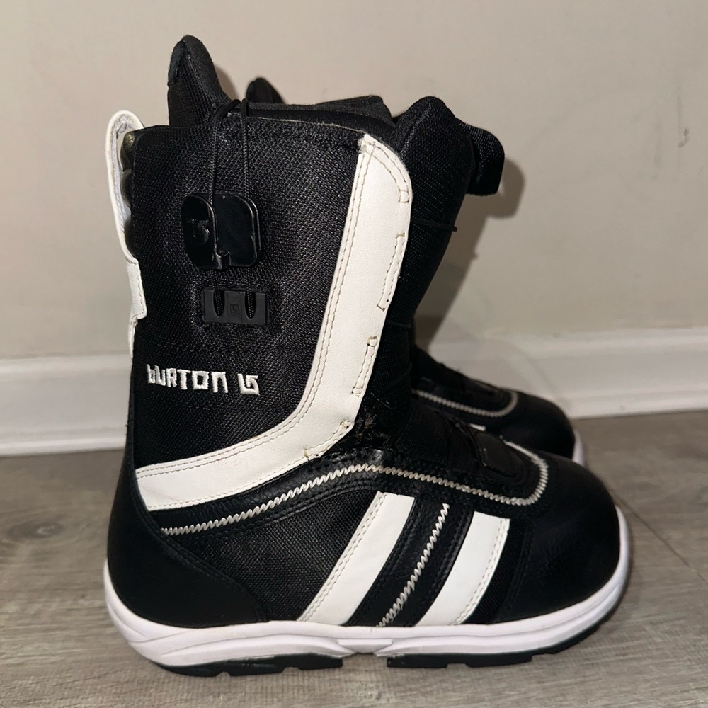 Burton Imprint 1 Ruler Smalls Snowboard Boots with Skulls